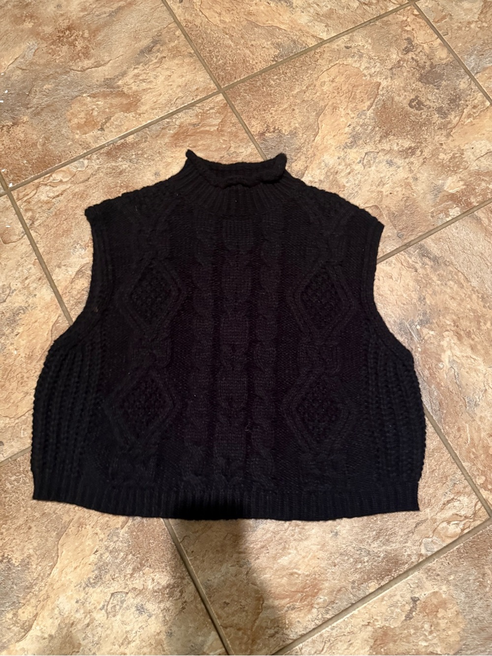 Sleeveless Cable-Knit Turtleneck cropped Sweater Vest - Black